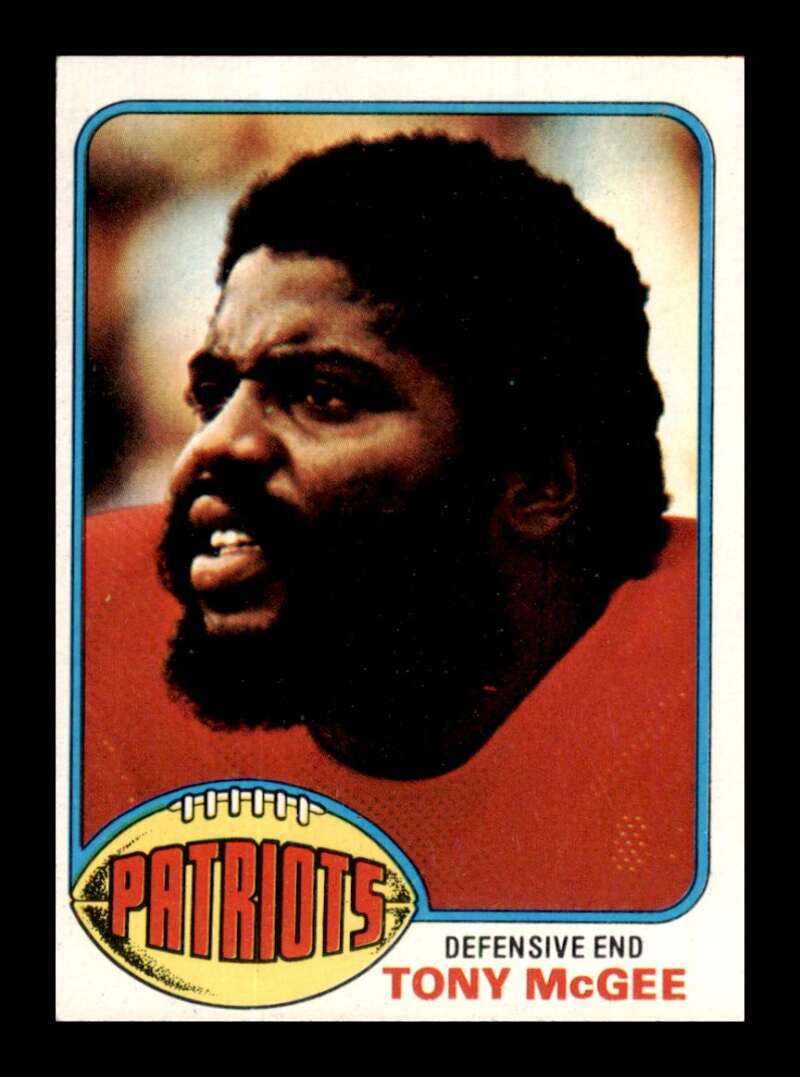 Load image into Gallery viewer, 1976 Topps Tony McGee #224 Set Break New England Patriots Image 1
